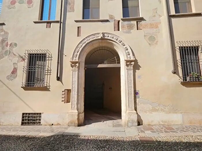 Appartamento quadrilocale in vendita in Via FLli Bandiera, Mantova