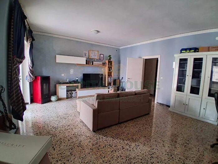 Appartamento quadrilocale in vendita in Piazza Riccardo, Vitulazio