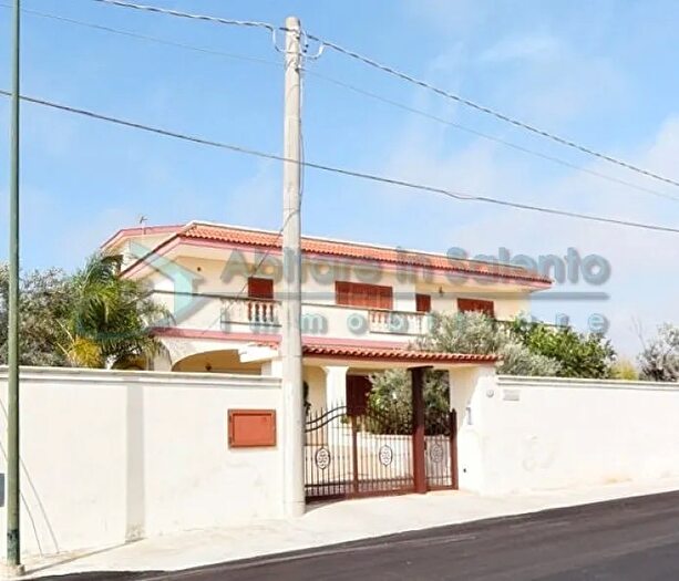 Casa con 18 locali in vendita in Gagliano Del Capo