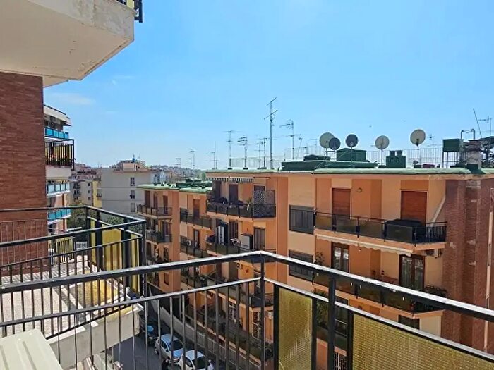 Appartamento trilocale in affitto in Via Domenico Fontana, Napoli