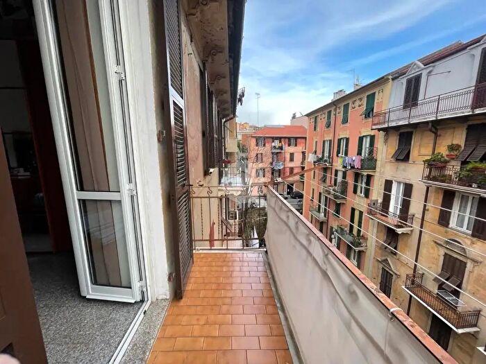 Appartamento trilocale in vendita in Via Ceva, Savona