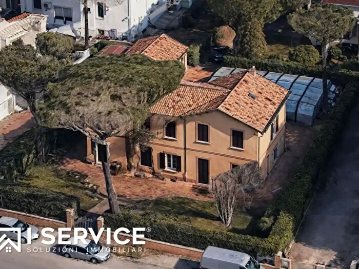 Casa con 10 locali in vendita in Viale De Amicis, Cesenatico