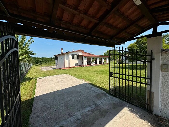 Casa quadrilocale in vendita in Via Sega LisciaColfelice, Colfelice