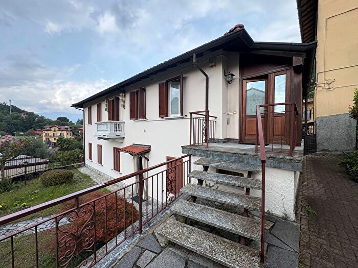 Appartamento trilocale in vendita in Via della Repubblica, Laveno Mombello