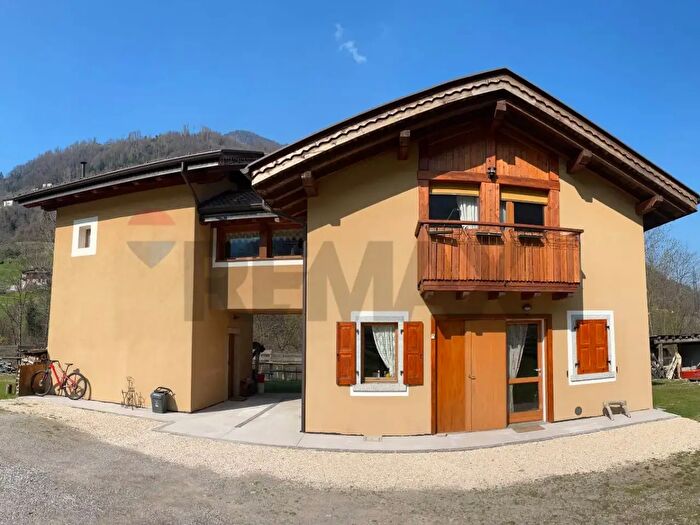 Casa con 5 locali in vendita in Bagolino