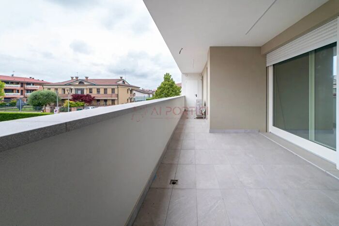 Appartamento quadrilocale in vendita in Via Veneto, Camponogara