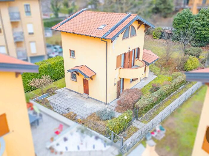 Casa quadrilocale in vendita in Via Predazzo, Varese