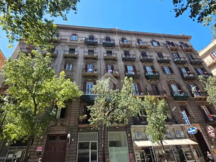 Appartamento con 10 locali in vendita in Via Roma, Palermo