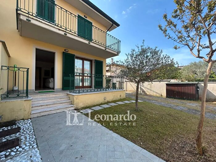 Casa con 9 locali in vendita in Via dei Ciliegi, Viareggio