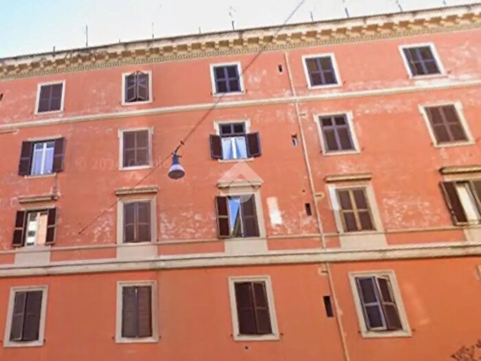 Appartamento trilocale in vendita in Via dei Marsi, Roma