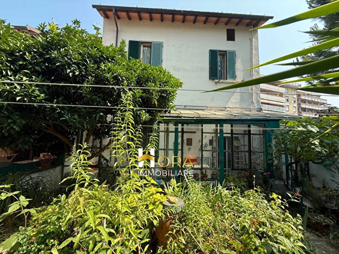 Casa con 7 locali in vendita in Via Lunga, Firenze