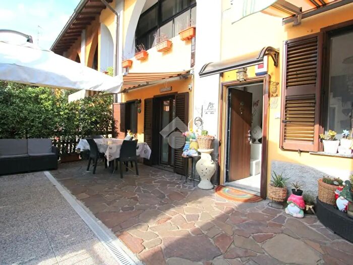 Casa quadrilocale in vendita in Via Novara, Bareggio