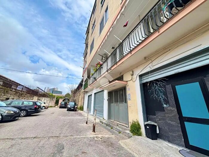 Appartamento trilocale in vendita in Via Costantino Grimaldi, Napoli