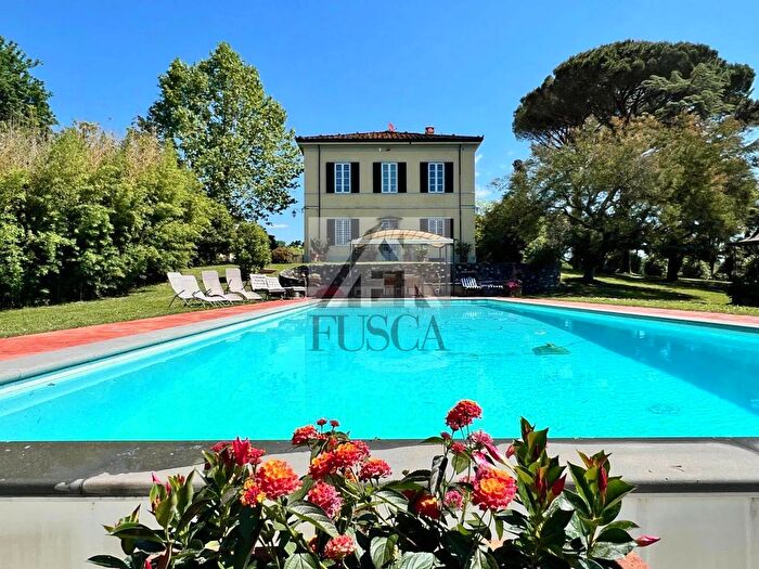 Casa con 15 locali in vendita in Via di SantAlessio, Lucca