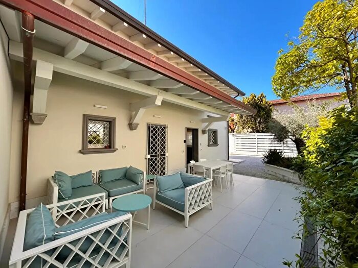 Casa con 6 locali in vendita in Forte Dei Marmi