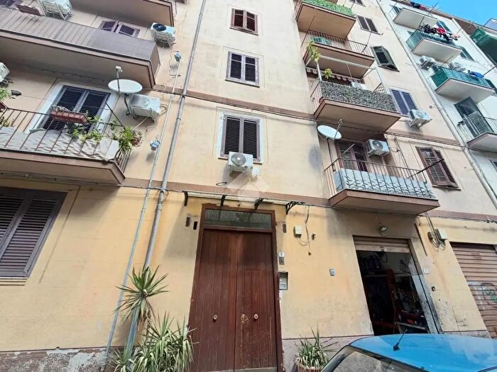 Appartamento trilocale in vendita in Via Pietro Colletta, Palermo