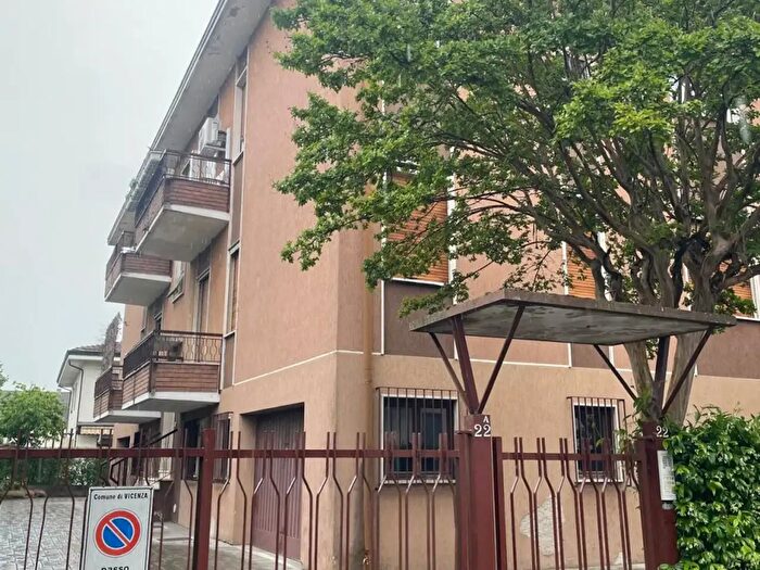 Appartamento quadrilocale in vendita in Via Luino, Vicenza