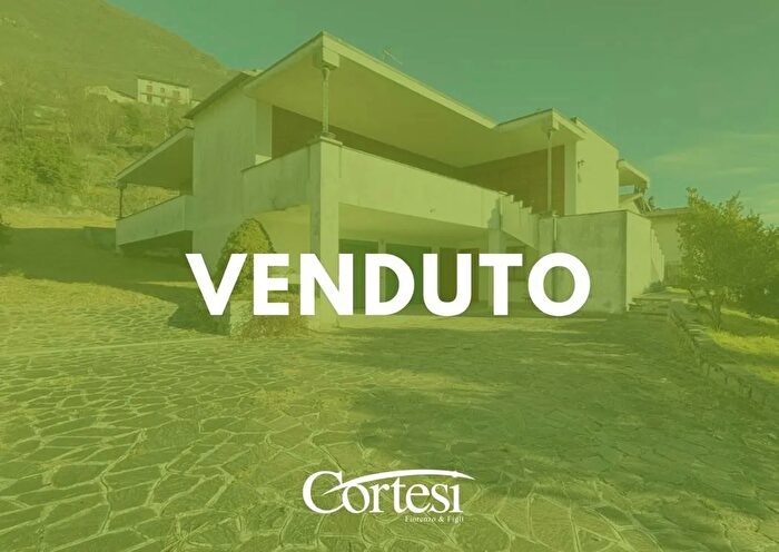 Casa con 7 locali in vendita in Via della Repubblica Endine Gaiano, Endine Gaiano