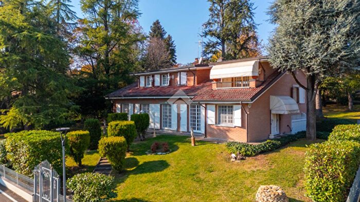 Casa con 11 locali in vendita in Via Myrdal, Quattro Castella