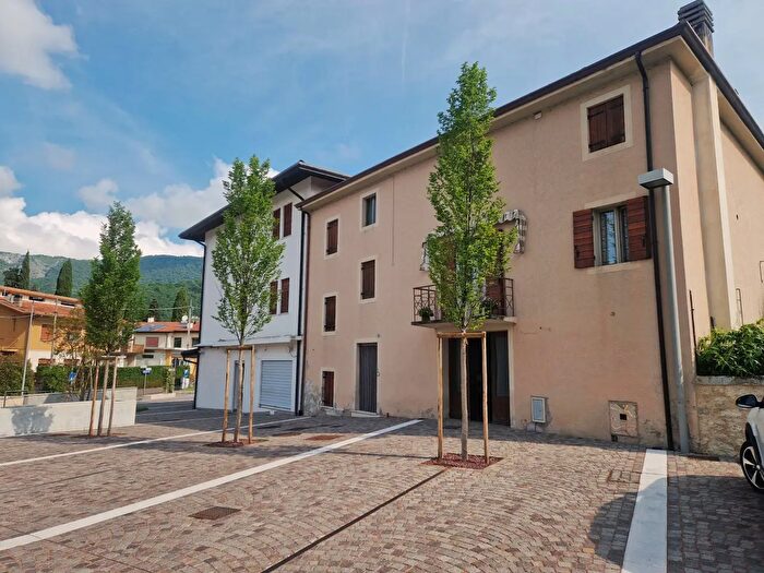 Casa con 12 locali in vendita in Fregona