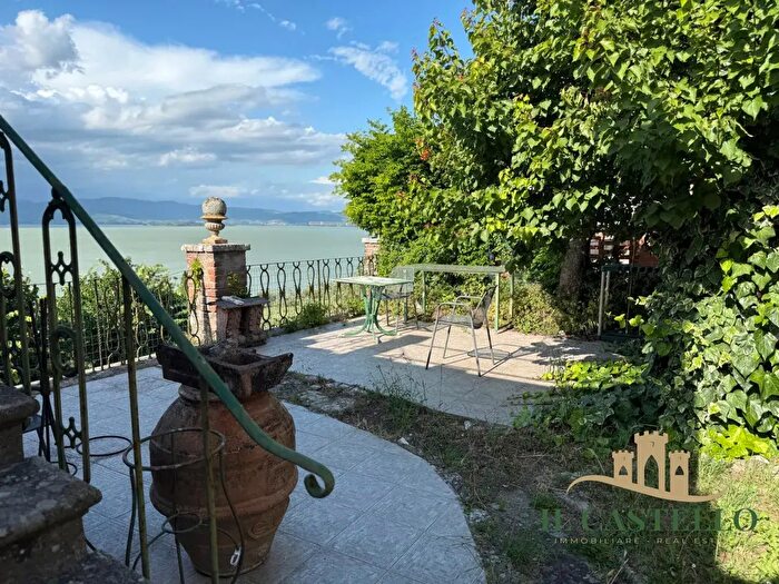 Appartamento quadrilocale in vendita in Via Vittorio Emanuele, Castiglione Del Lago