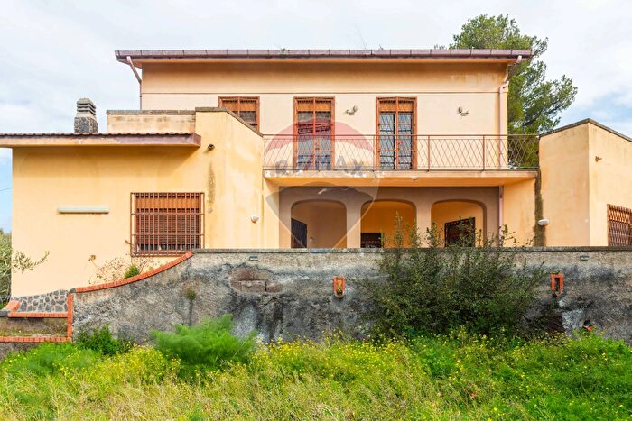Casa con 9 locali in vendita in Via Cavaliere Bosco, Santa Maria Di Licodia