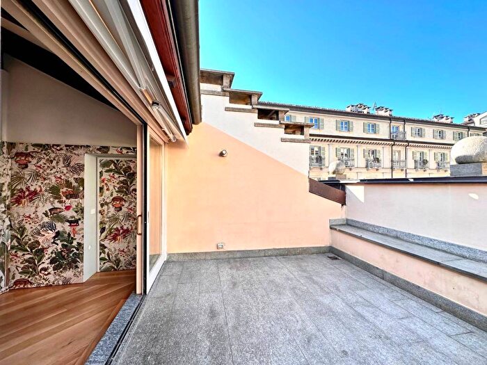 Appartamento con 5 locali in affitto in Via della Rocca, Torino