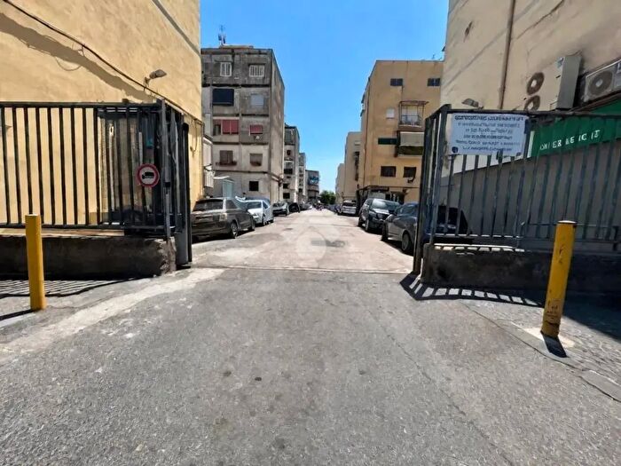 Appartamento trilocale in vendita in Via della Stadera, Napoli