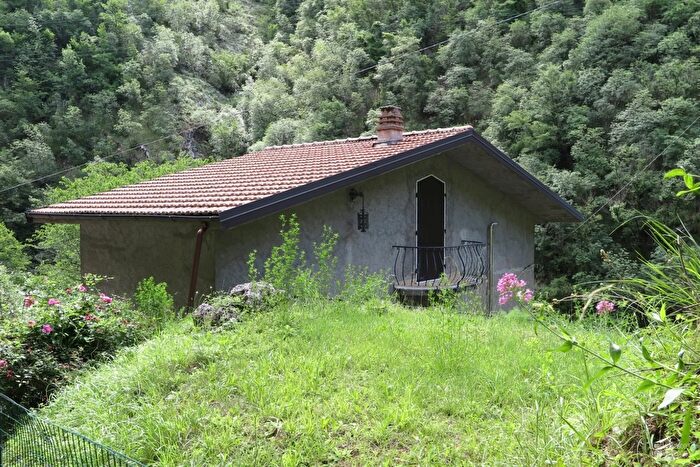 Casa con 6 locali in vendita in Fivizzano