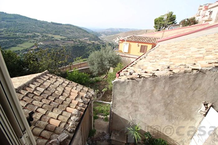 Casa con 6 locali in vendita in Monterosso Almo