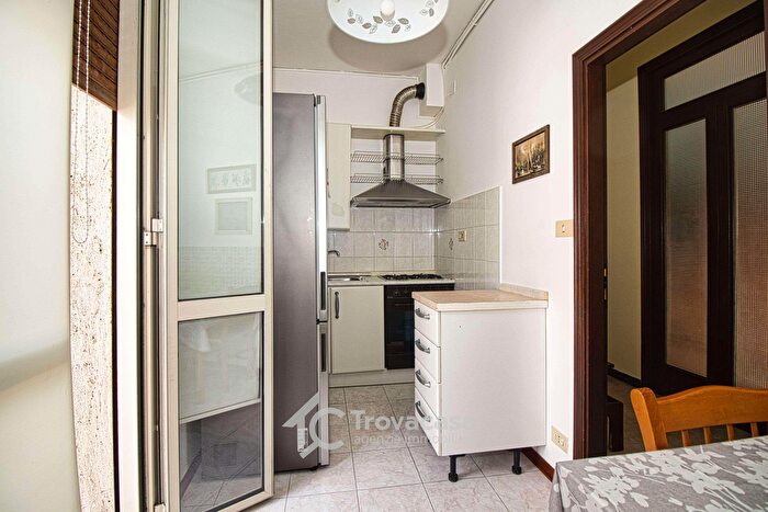 Appartamento con 5 locali in affitto in Modena