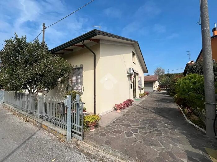 Casa quadrilocale in vendita in Via Barletta, Ravenna