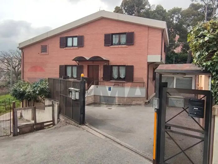 Casa con 8 locali in vendita in Via Basilicata, Campobasso