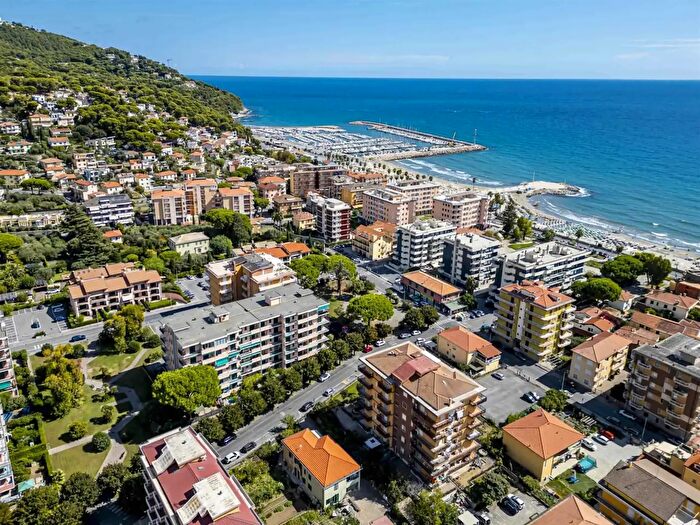Appartamento trilocale in vendita in Via San Lazzaro, Andora