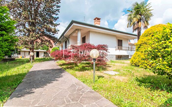 Casa con 6 locali in vendita in Via Brianza, Saronno