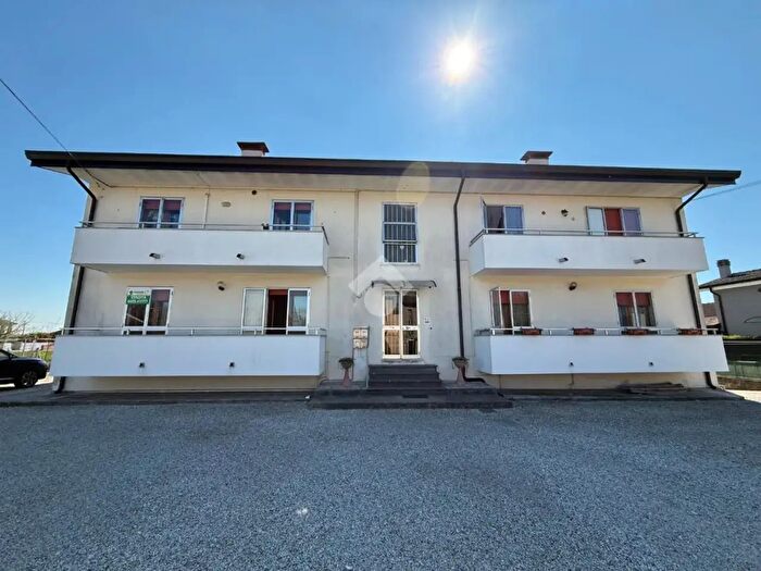 Appartamento trilocale in vendita in Via Trento, Ceregnano