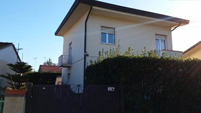 Casa con 6 locali in affitto in Via Francesco Carrara, Forte Dei Marmi