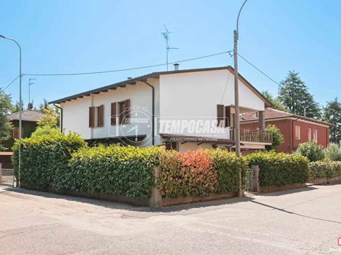 Casa con 7 locali in vendita in Via Fernando Rovinetti, Imola