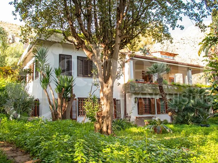 Casa con 13 locali in vendita in Via Pm, Palermo