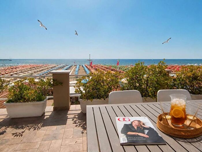 Appartamento quadrilocale in affitto in Viale Regina Margherita, Lungomare, Viareggio