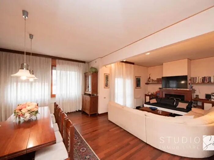 Appartamento con 6 locali in vendita in Via Donatori del Sangue, Pistoia