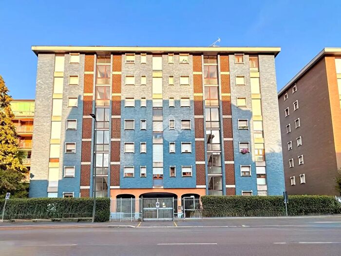 Appartamento trilocale in vendita in Via Ronchi, Milano