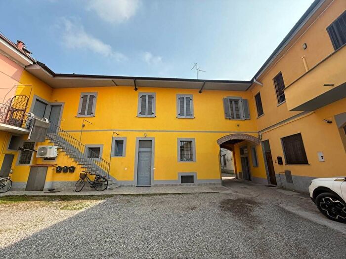 Appartamento trilocale in affitto in Via Giovanni Pierluigi da Palestrina, Centro, Caronno Pertusella