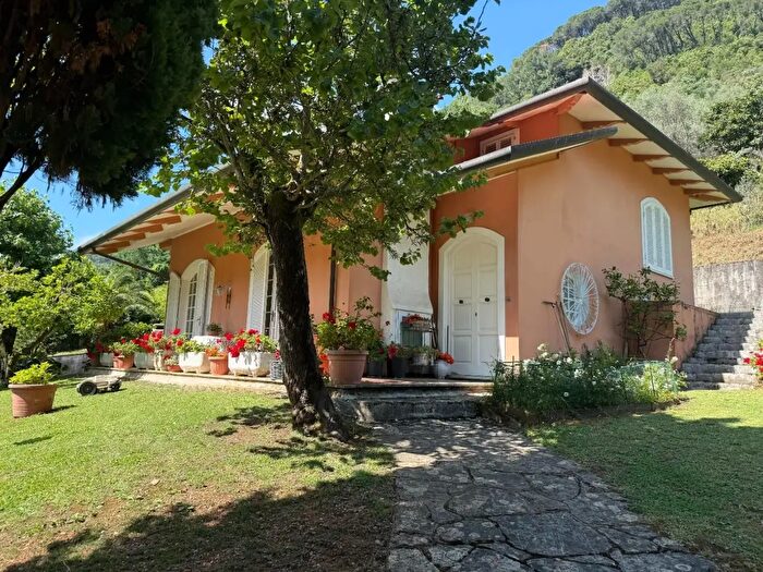 Casa quadrilocale in vendita in Uva, Massa