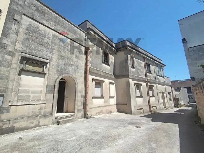 Casa con 6 locali in vendita in Via San Leonardo, Spongano