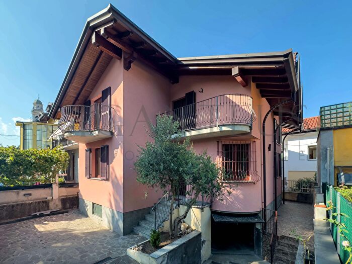 Casa con 5 locali in vendita in Via Mameli, Tradate