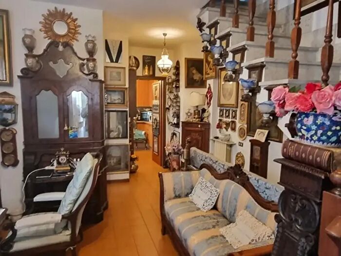 Casa con 6 locali in vendita in a Poggioletto, Massa