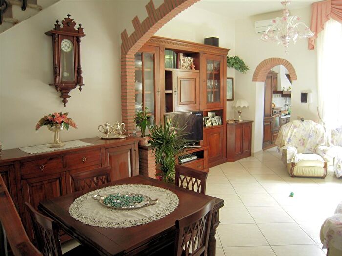 Casa con 5 locali in vendita in Viareggio