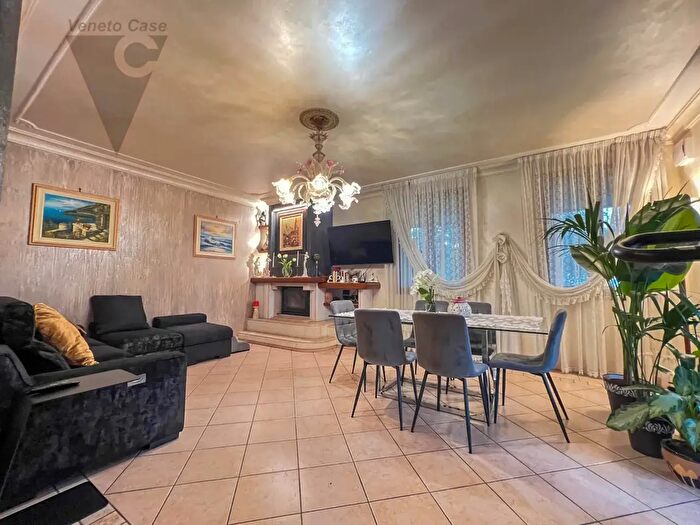 Casa con 5 locali in vendita in Via Verdi, Cona