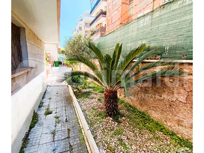 Appartamento trilocale in vendita in Via Capo Spartivento, Roma
